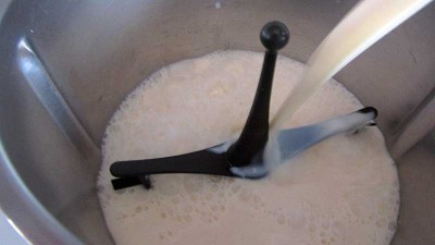 Preparando la leche de las torrijas en thermomix